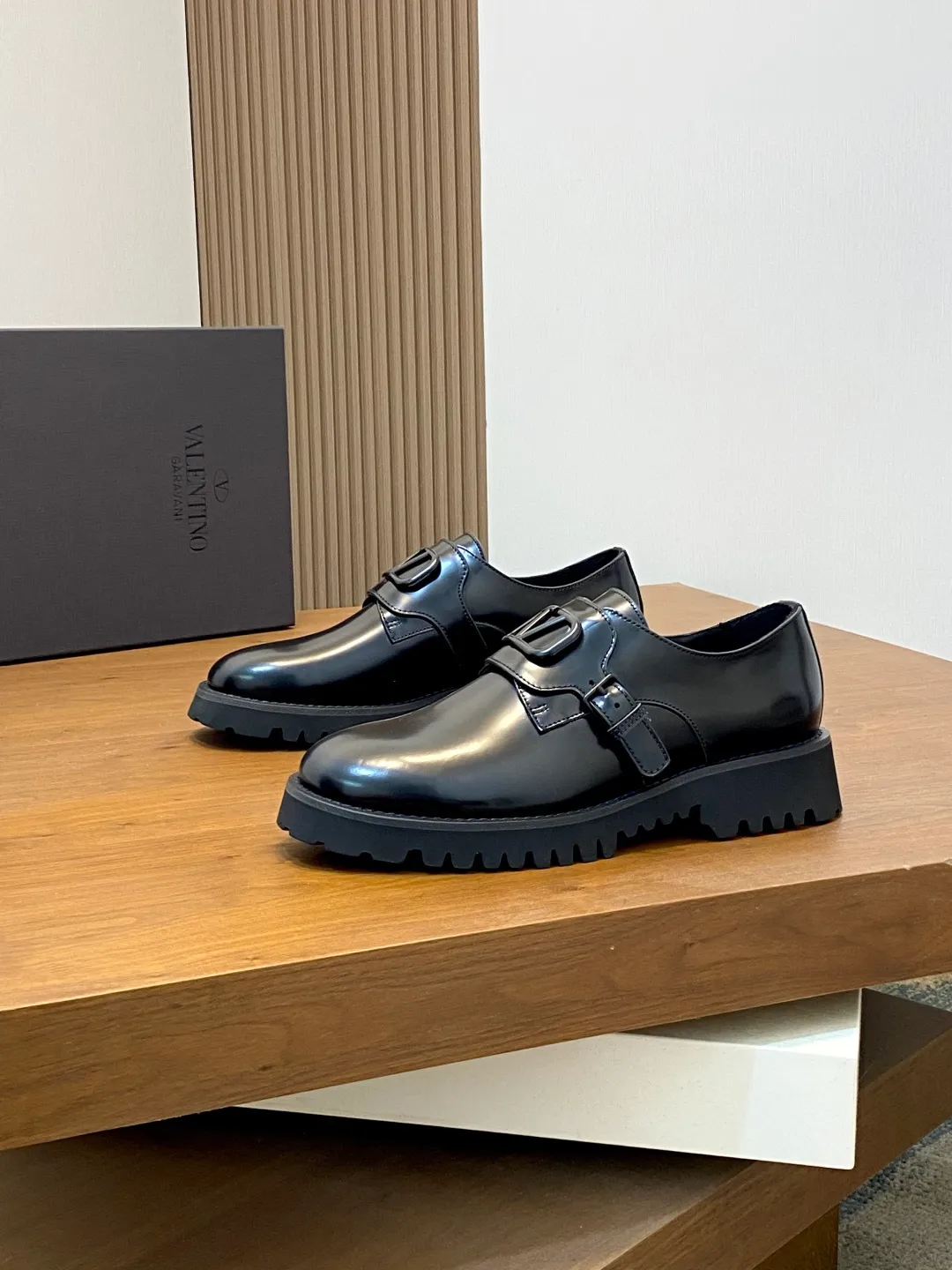 Men's shoes 💰740 VALENTINO Valentino's new men's fashionable casual leather shoes. These leather shoes are made of imported cowhide leather uppers, dyed calfskin lining and calfskin insoles. The upper foot is soft, comfortable and breathable. Comes with complete packaging in the original box! Visible details and quality. Size: 39-44 (customized at 38.45.46)